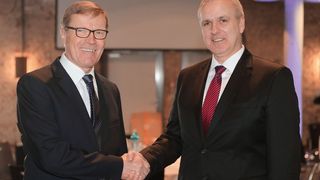 Führungswechsel: Dr. Ralf Becker, Vorsitzender der Geschäftsführung von Montanhydraulik (rechts), dankt Dr. Peter Lipphardt für 40 Jahre herausragende Unternehmensführung. (Bild: Montanhydraulik)