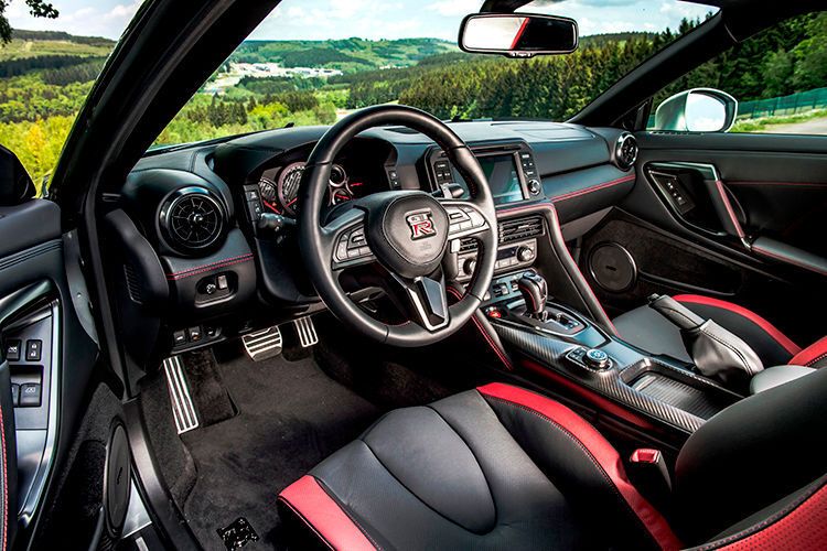 Im Cockpit gibt es jetzt weniger Schalter. (Nissan)