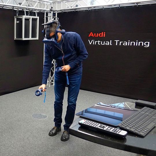 Sieht blöd aus, macht aber Spaß: Lernen mittels Virtual Reality.(Bild:  »kfz-betrieb«/Rosenow)