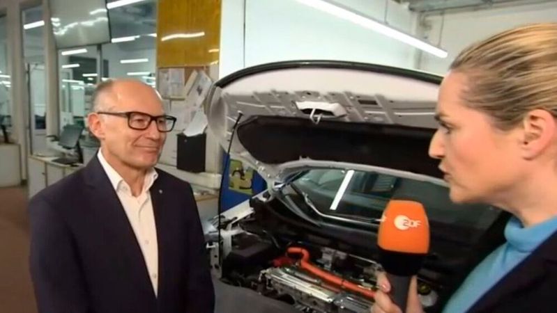 Michael Ziegler, Verbandspräsident von Baden-Württemberg, im Interview mit ZDF-Reporterin Sandra Susanka. (Bild:  Screenshot »kfz-betrieb«)