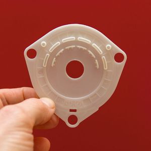 Die Grundflächen der geprüften Kunststoffteile müssen absolut plan sein und die Teile dürfen keine Risse oder Grate aufweisen.