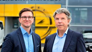 Generationenwechsel: Renzo Schachtschneider (li.) übernimmt in dritter Generation die Führung der Autohausgruppe Schachtschneider von seinem Vater Klaus-Peter. (Bild: Schachtschneider)
