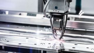 Hago macht vor, was kein Fachmann bis vor Kurzem für möglich hielt: Sie schweißen die annähernd einen Meter lange Kühleinheit bestehend aus zwei gestanzten Aluminiumkomponenten und zwei VDA-Konnektoren mit dem Laser – prozesssicher und in Serie.  (Bild: Trumpf)