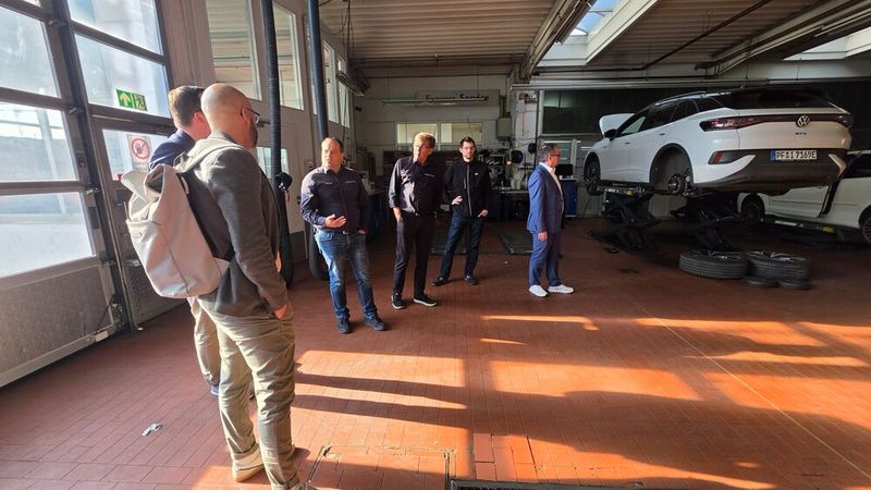 Die Jury des Automotive Business Awards machte sich persönlich ein Bild von den Abläufen im Autozentrum Dobler. (Bild: Jonas Blank)