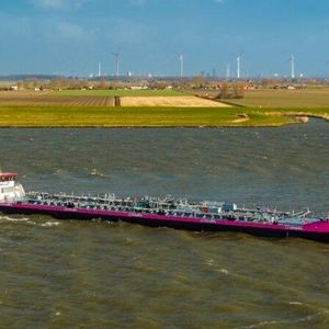 Die Niedrigwasserschiffe Courage (Bild) und das Schwesterschiff Curiosity, das bald ausgeliefert wird, können auch Wasserstoff verbrennen, wenn dieser in ausreichender Menge und damit günstig zur Verfügung steht.(Bild:  HGK Shipping)