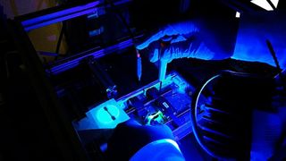 Das neue Farbstoffmolekül bringt überall dort große Vorteile, wo jederzeit die Belastung und damit auch die Integrität des Materials überwacht werden muss. Im mechanischen Experiment unter Verwendung eines Testkörpers ist die stufenlose Abbildung von verschieden großen Kräften gelungen. (TU Chemnitz)