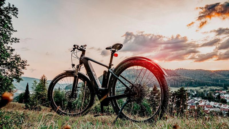 Mit E-Bikes sind umgangssprachlich alle Zweiräder gemeint, die durch einen Elektromotor unterstützt werden. Sie erfreuen sich in den letzten Jahren wachsender Beliebtheit.(Bild:  frei lizenziert /  Pixabay)