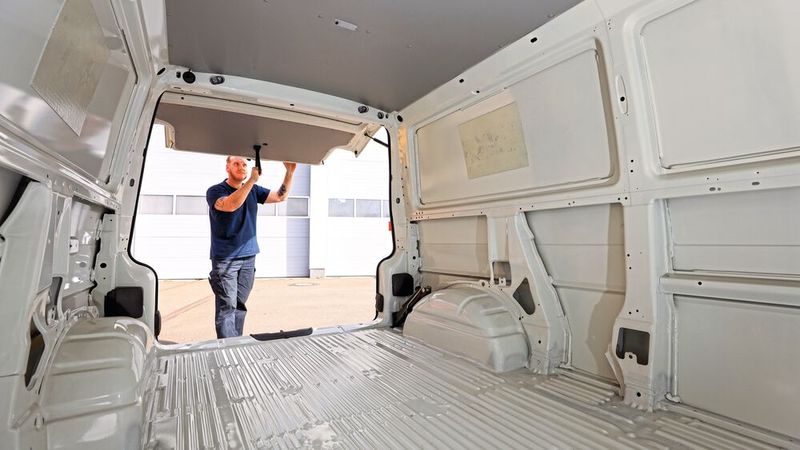 Während sich der T3 bei einer Europalette geschlagen geben musste, nahm der Frachtraum des T4 derer gleich drei auf. (Bild: VWN)