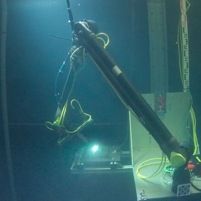 Präziser und hochwertiger! Was man hier in Aktion sieht, ist eine KI-gestützte Möglichkeit für das Schweißen an Anlagen und Einrichtungen unter Wasser. So soll etwa der Fachkräftemangel ausgeglichen werden. Lesen Sie hier, wie man sich das vorzustellen hat ... (Bild: DFKI)