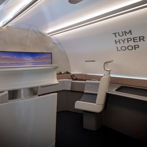 Die Kapsel verfügt über ein vollwertiges Interieur und kann bis zu fünf Fahrgäste aufnehmen.(Bild:  TUM/Andreas Heddergott)