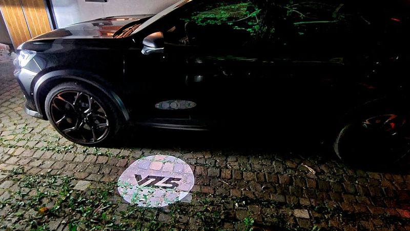 10. Der Projektor: Für alle Formentor-Besitzer, die vergessen haben sollten, in was für einem Modell sie gerade sitzen, wirft ein Projektor im Außenspiegel das VZ5-Kürzel auf den Boden. Für die einen ein nettes Gimmick, für die anderen völlig unnötiger Schnickschnack. (Bild: Schreiner – »kfz-betrieb«)