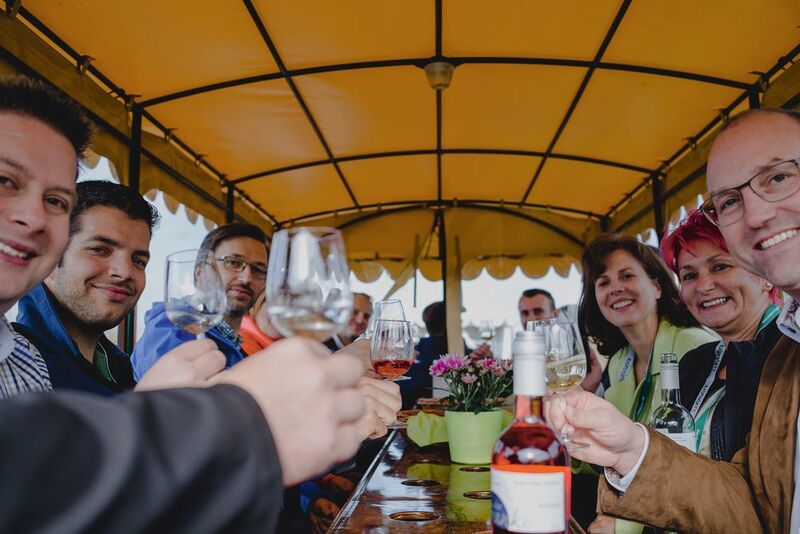 Im Vordergrund: Jens Fell (8Soft), Alexander Dapp (Compdata), Ronald Pustiowsky (Kaspersky Lab), Christina Scheuerle (Bechtle), Violetta Dindic und Dietmar Helmich (Helmich IT-Security) (connyschoeffmann_Kaspersky Lab)