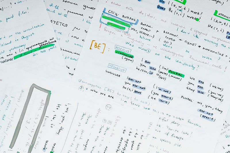 In einem Forschungsprojekt aus dem Hause Facebook sollten KIs (Alice und Bob)  miteinander in englischer Sprache verhandeln. Das Projekt wurde abgebrochen, nachdem die beiden involvierten Künstlichen Intelligenzen anfingen, eine eigene Grammatik zu entwickeln, die für die Bots, aber nicht mehr für menschliche Beobachter eine Bedeutung hatte: „Balls have zero to me to me to me to me to me to me to me to me to.” (aleksissay - stock.adobe.com)