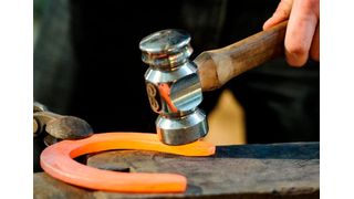 Man soll das Eisen schmieden, solange es heiß ist. Sehr heiß ist es den deutschen Stahlunternehmen aber schon seit Längerem, weshalb sie um ihre Zukunft bangen. Der für den 6. November anberaumte Stahlgipfel von Kanzler Merz soll deshalb für kühlenden Rückenwind sorgen ... (Bild: Schmiedla Franz)