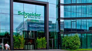 Schneider Electric setzt jetzt auf die Integration von KI-Prozessoren des israelischen Herstellers Hailo. Lesen Sie hier, welche Vorteile man sich für verschiedene Anwendungszenarien davon verspricht. (Bild: Schneider Electric)