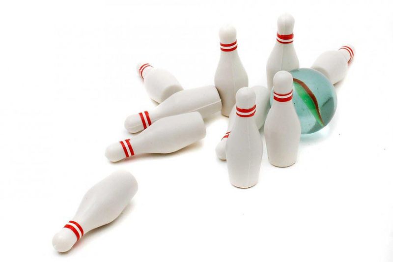 Für alle, die von Bowling nicht genug haben können: Das elfteilige Mini-Bowling-Set eignet sich perfekt für einige kurze Strikes in der Mittagspause und auf die unbequemen, verschwitzten Bowlingschuhe kann man auch getrost verzichten. Mit diesem Gadget von geheimshop.de für schlappe 3,90 Euro plus Versand können Sie allen im Büro zeigen, wer der wahre 