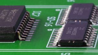 Panacol hat jetzt einen neuen Underfiller auf Epoxidharzbasis entwickelt, wie es heißt. Der Name des Produkts ist Structalit 8202 und es handelt sich dabei um einen niedrigviskosen 1K-Klebstoff, der kapillarwirkungsmäßig auch in kleinste Zwischenräume einfließe. (Panacol)