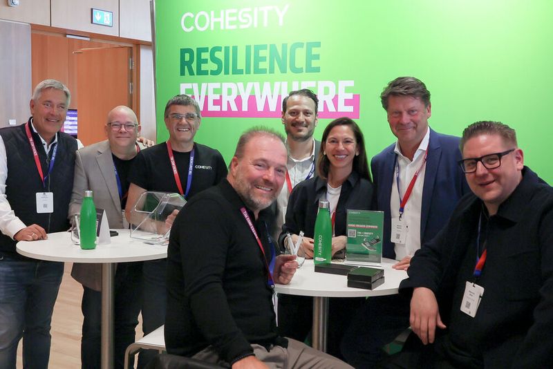 Stefanie Eilenstein (TIM) mischt sich unter die Männergruppe auf dem Cohesity-Stand. (Bild: TIM AG)