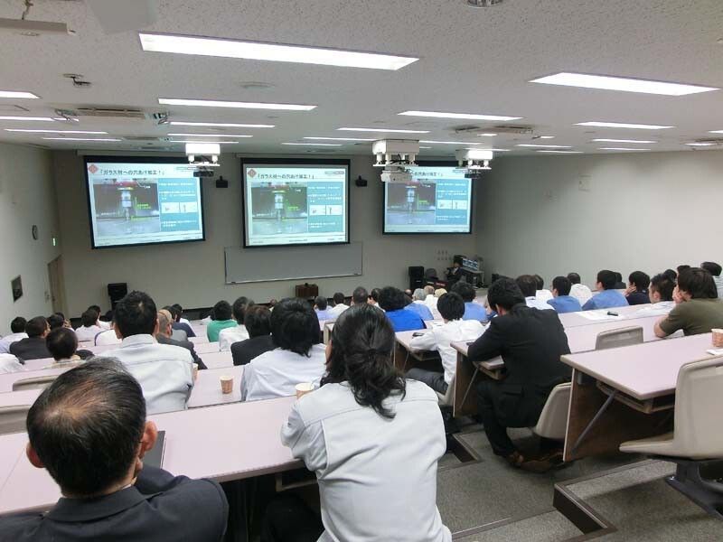Flankiert wurde die Ausstellung unter anderem durch ein Seminarporgramm zu Zukunftsthemen der Fertigungstechnik. (Mori Seiki)