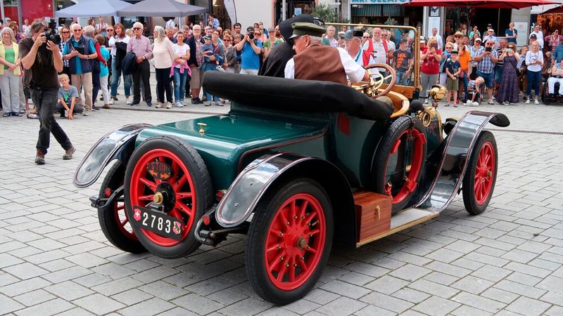 Das rückwärtige Einparken mit einem 1913er Panhard & Levassor X19 will gelernt sein. Vier Zylinder, 2,2 Liter Hubraum, französisches Fabrikat. (Bild: Diehl)