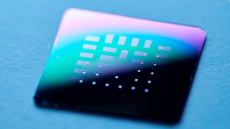 Anstelle von Batterien könnten zukünftig Glukose-Brennstoffzellen in Form von dünnen Filmen auf einem Silizium-Chip aufgebracht werden. Hier sind 30 einzelne Glukose-Brennstoffzellen zu sehen. Eine Zelle kann eine Spitzenspannung von etwa 80 Millivolt erzeugen. Anstelle von Batterien könnten zukünftig Glukose-Brennstoffzellen in Form von dünnen Filmen auf einem Silizium-Chip aufgebracht werden. Hier sind 30 einzelne Glukose-Brennstoffzellen zu sehen. Eine Zelle kann eine Spitzenspannung von etwa 80 Millivolt erzeugen.