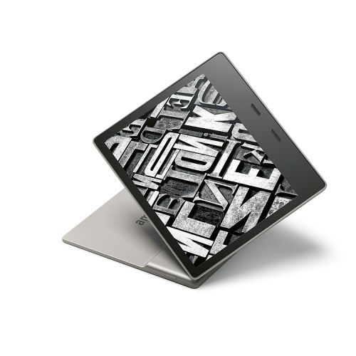 Red Dot Produktdesign 2018: E-Reader Kindle Oasis von Amazon – Das 7”-Display des Kindle Oasis ist so gewichtet, dass der Schwerpunkt wie bei einem gedruckten Buch auf dem Handteller liegt. Blättern erfolgt entweder mittels Bildschirmkontakt oder eigener Tasten. Die Seitenausrichtung stellt sich automatisch darauf ein, ob der E-Reader mit der linken oder rechten Hand gehalten wird. Die Helligkeit des 300-ppi-Bildschirms justiert sich selbsttätig je nach Umgebungslicht. Der nur 3,4 mm starke Körper aus eloxiertem Aluminium ist in hohem Maße wasserabweisend. Begründung der Jury: Mit einer ergonomisch durchdachten Gestaltung und leserfreundlichen Funktionen sorgt der Kindle Oasis für lang anhaltende Freude an der Lektüre.  (Bild: Red Dot/Amazon)