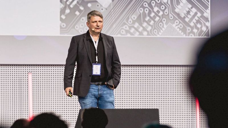 Dr. Martin Achter von »kfz-betrieb« zeigte auf, wie sich die Auffindbarkeit von Autohäusern in der digitalen Welt durch künstliche Intelligenz verändert. (Bild: Stefan Bausewein)