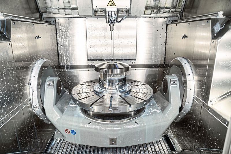 Freiraum: Der Breite Wangenabstand ergibt einen Störkreis von 990 mm im Durchmesser. (Hermle)