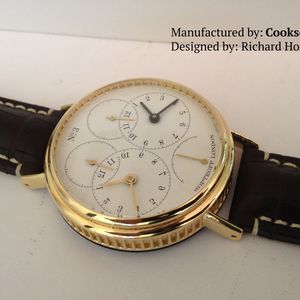 Die erste Atomarmbanduhr der Welt, ein Produkt der britischen Luxusmanufaktur Hoptroff London, wurde im DLMS-Verfahren aus 18 Karat 3N Gelbgold hergestellt. Der Chronometer mit eigener Strahlquelle wiegt ganze 34,1 g!