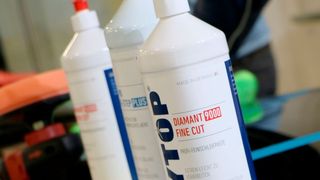 Die silikonfreie Schleifpaste Diamant 9000 Fine Cut enthält Aluminiumoxyd-Mikropartikel für eine Defektkorrektur bei flüssiger Maschinenführung. (Foto: Polytop)