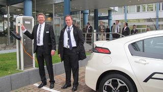 Bernhard Hagemann, Leiter des Forum E-Motive im VDMA (links), und David Demmer, Adam Opel AG, weihen während der Fachtagung „Infrastruktur Elektromobilität – Ein neues Geschäftsfeld für den Maschinen- und Anlagenbau“ die Ladesäule des VDMA ein.  (Bild: VDMA)
