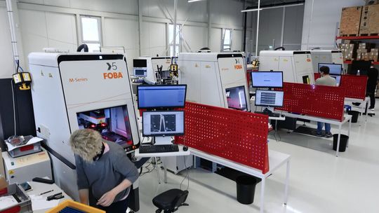 FOBA-Lasermarkierarbeitsplätze bei add’n solutions GmbH. (Bild:  FOBA Laser Marking + Engraving)