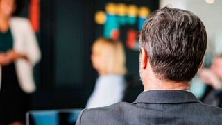 Sollen IT-affine Mitarbeiter aus anderen Abteilungen bei der App-Entwicklung mitwirken, kommt man um Security-Awareness-Trainings nicht herum. (rawpixel.com)