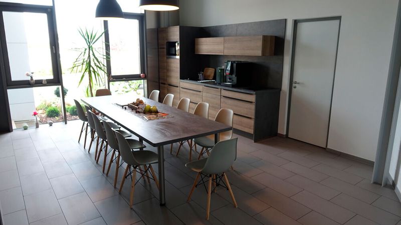 Ein Pausenraum für die Mitarbeiter, der keine Wünsche offen lässt. (Bild: Schreiner/»kfz-betrieb«)