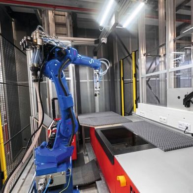 Skalierung statt Pilotprojekt: Der KI-gesteuerte Kommissionierroboter von Sereact im Gurkerl-Logistikzentrum in Wien ist Teil eines DACH-weiten Rollouts der Rohlik Group mit 24 Robotern im ersten Schritt. (Bild: Sereact)