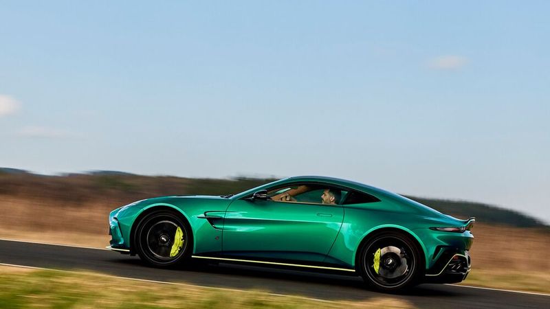 Mit seinem British Racing Green und Neonakzenten fällt der Zweitürer ins Auge. (Bild: Aston Martin)
