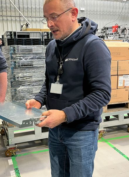 OVHcloud-Manufacturing Director Guillaume Hochart erläutert, wie stark unterschiedlich die vor Ort per Laser geschnittenen, vorgestanzten und gebogenen Bleche verwendbar sind.   (Bild: Ostler/Vogel IT-Medien GmbH)