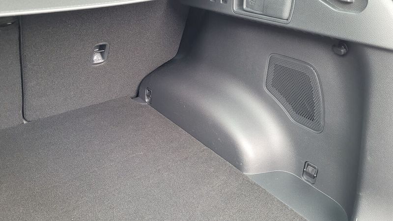 8. Die Radkästen im Kofferraum: Im Passagierraum haben die Kia-Designer und Ingenieure sich nicht lumpen lassen und mit hochwertigen Materialien ein feines Ambiente geschaffen. Im Gepäckraum hat man dann offenbar gespart. Die Radkästen sind mit einfachem Kunststoff verkleidet. Das sieht weder gut aus noch macht es einen robusten Eindruck. Das geht bei einem (fast) 50.000-Euro-Auto besser. (Bild: Wehner/Vogel Communications Group)