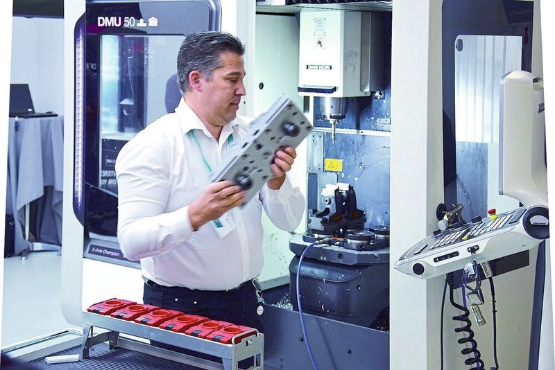 Fertigungsprozesse optimieren: Das über die Software Jellix vernetzte 5-Achs-Bearbeitungszentrum demonstriert die Vorteile einer unternehmensweiten Datenerfassung und -auswertung. (Brütsch/Rüegger Tools)