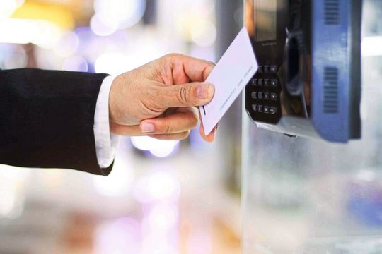 Zur Arbeitssicherheit gehört auch die Zutrittsüberwachung von Produktionsanlagen.(Bild:  Getty Images)