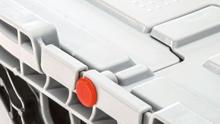 Diebstahlschutz: Der Klappbehälter verfügt über einen Gitter-Handfassgriff und kann auch noch verplombt werden. (Bekuplast)