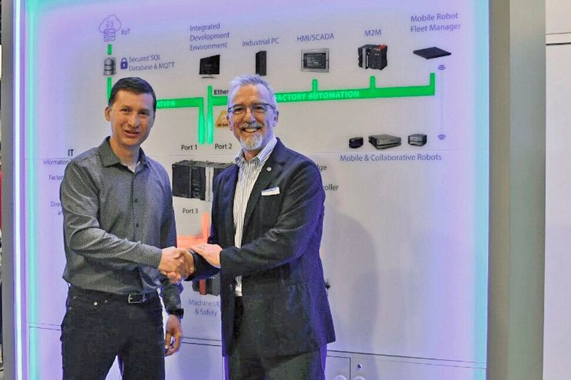 Arbeiten künftig strategisch zusammen (v.l.): Pietro Gorlier, CEO von Comau, und Olivier Welker, CEO von Omron Robotics.(Bild:  Comau, Omron)