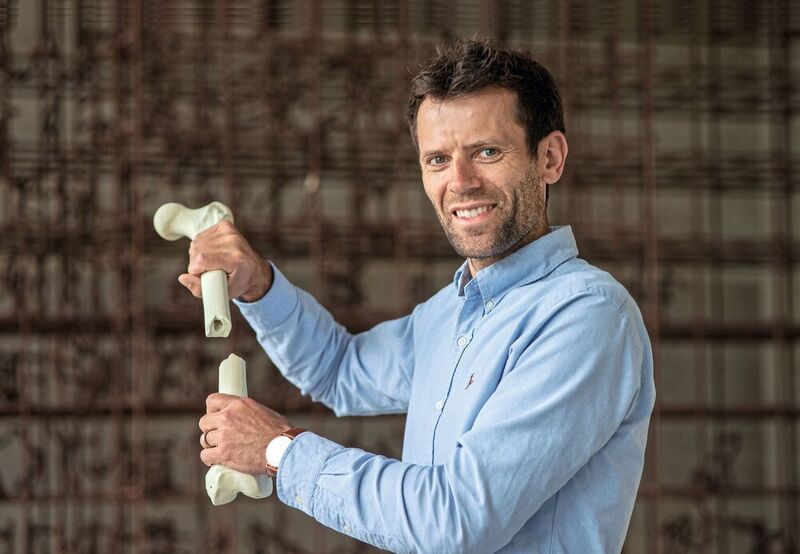 Der gescheiterte Ski-Profi Thomas Zumbrunn entwickelt seit Mai 2019 im Rahmen des 18-monatigen Pioneer Fellowships an der ETH Zürich eine neue Methode, um Knochenbrüche zu fixieren: maßgeschneiderte Knochenplatten. Zumbrunn will seine Idee so weit vorantreiben, dass Investoren aufspringen und er sich seinen Traum vom eigenen Start-up verwirklichen kann. (Peter Rüegg / ETH Zürich)