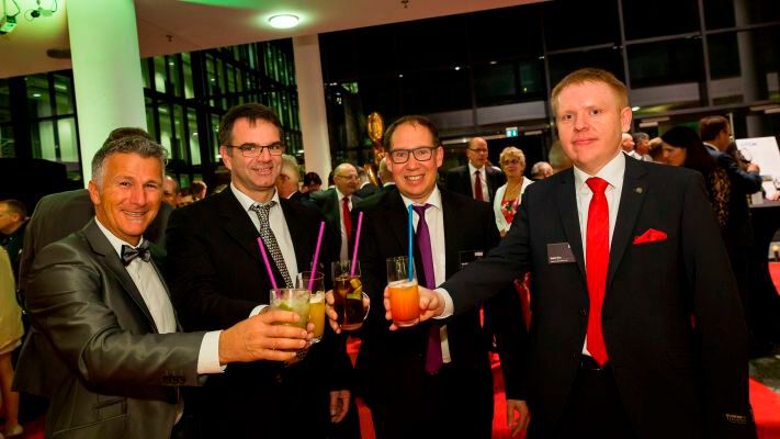 Impressionen von der After-Cocktail-Party: Die Gäste von Teledyne LeCroy feiern gemeinsam mit Messtechnik-Redakteur Hendrik Härter (rechts) (Fotograf/Copyright:Fotograf/Copyright: Stefan Bausewein/Vogel Business Media)