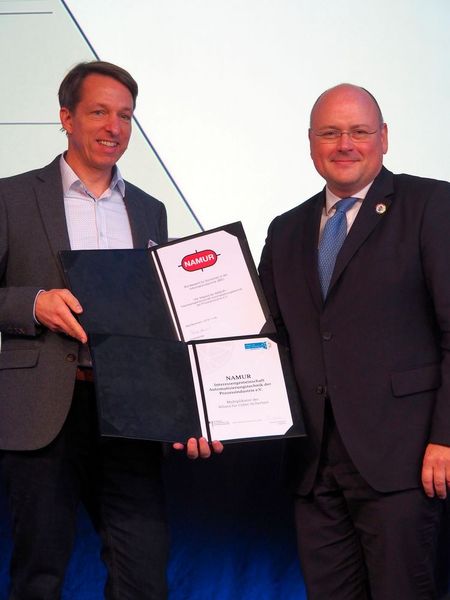 Namur-Vorstandsvorsitzender Felix Hanisch (li.) und Arne Schönbohm, Präsident des BSI geben die verstärkte Zusammenarbeit zum Thema Cyber-Security bekannt. (PROCESS / Mühlenkamp)