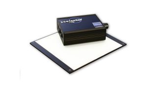 Der Controller für die seelectorLUX OLED ist jetzt auch in einem verbesserten Tischgehäuse erhältlich.  (hema electronic)