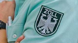 Damit die Zollabwicklung in vielerlei Hinsicht nachhaltiger und effektiver wird, haben Fraunhofer-Forscher im Rahmen eines Projektes jetzt Blockchain-Komponenten als Open Source online gestellt. Hier erklären sie, welche Vorteile die Digitalisierung für die Logistik hat. (Bild: IML)