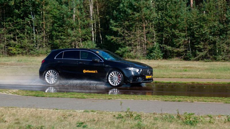 Mit verblüffender Haftung hielt der Sport-Contact 7 den allradgetriebenen AMG A45 auf Kurs und vermittelte das Gefühl, auf trockener Fahrbahn unterwegs zu sein. (Bild: Rosenow/»kfz-betrieb«)