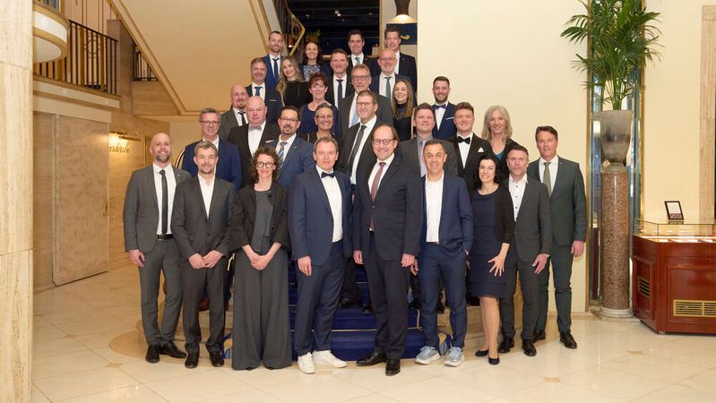 Die Preisträger des Mazda Dealer Awards 2025 mit Vertretern des Leverkusener Importeurs.(Bild:  Silke Steinraths Photography)