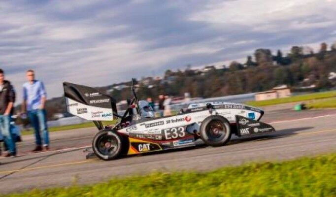 Mit einer Beschleunigung von 0 auf 100 km/h in 1,785 Sekunden hat der elektrisch angetriebene Rennwagen „grimsel“ den bisherigen Beschleunigungsweltrekord für Elektroautos gebrochen. (Bild: AMZ Racing)